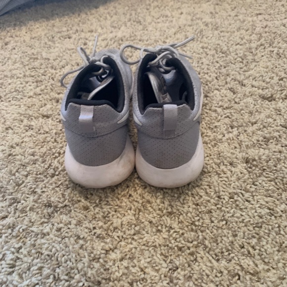 Gray Roshe run shoes size 8! - Picture 2 of 3